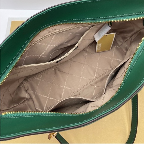 New Michael Kors Medium Front Zip
Chain Tote Bag Leather JEWEL GREEN - Picture 10 of 14